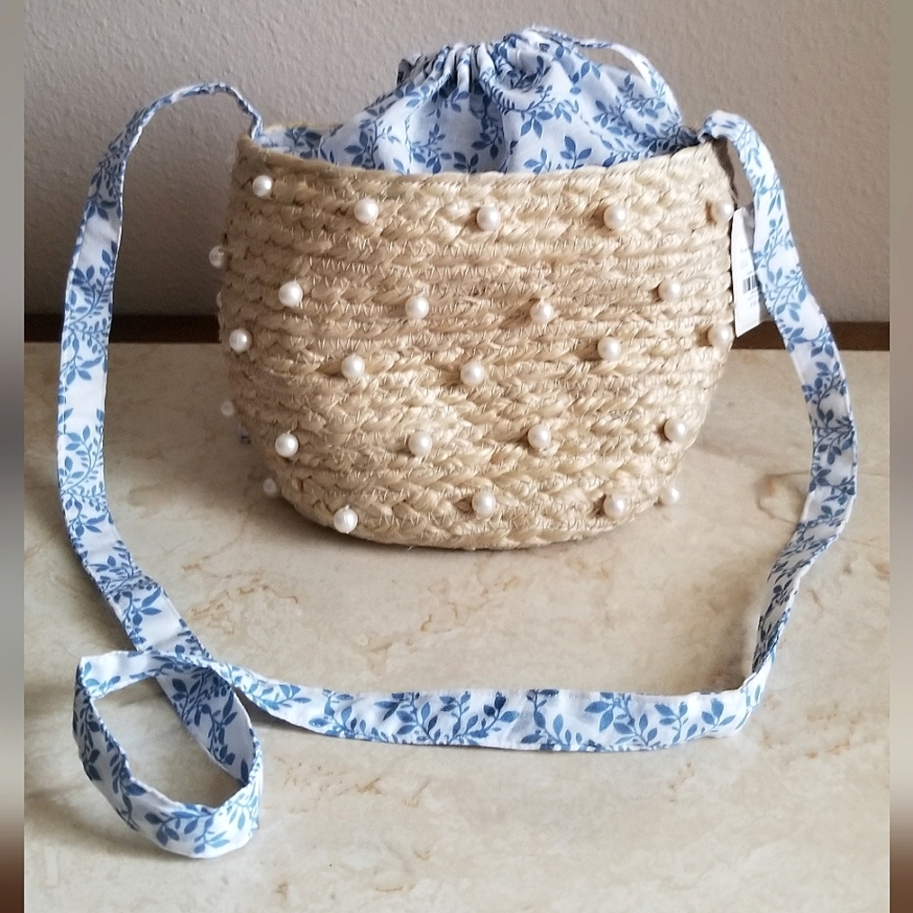 Francesca's Victoria Pearl Straw Bucket Handbag